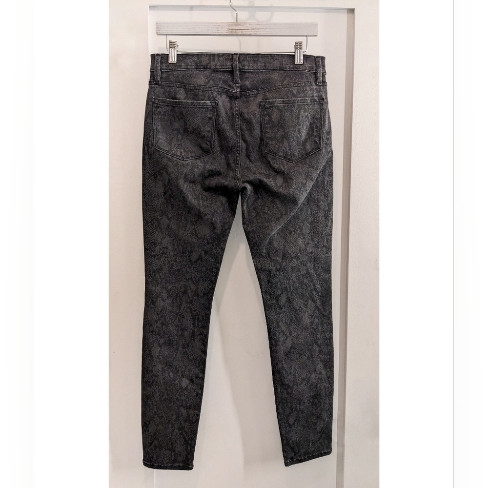 Frame | Le Skinny De Jeanne Snake Print Jeans In Tonal Python - Picture 3 of 10
